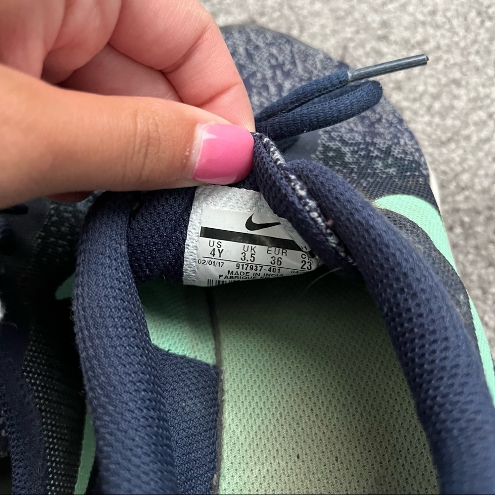 Youth Nike Sneakers - Picture 5 of 7